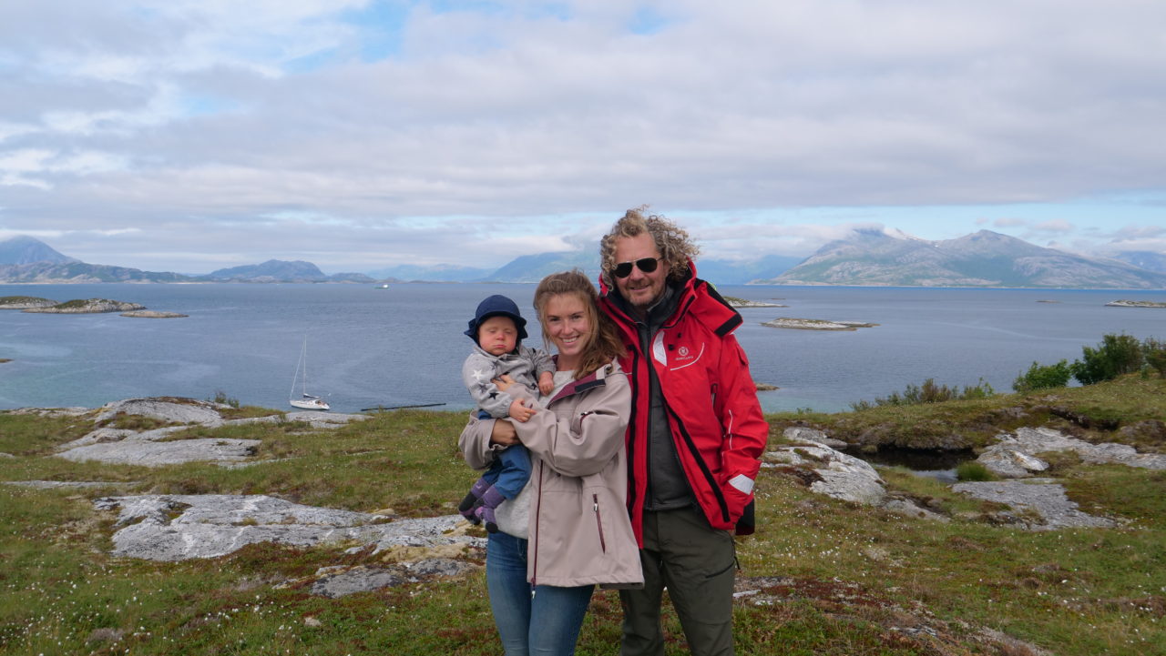 På besøk hos familie på Lomøya